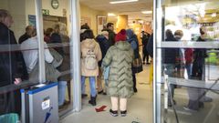 Colas de usuarios, este martes en el centro de salud Virxe Peregrina de Pontevedra, en el primer da de huelga de mdicos