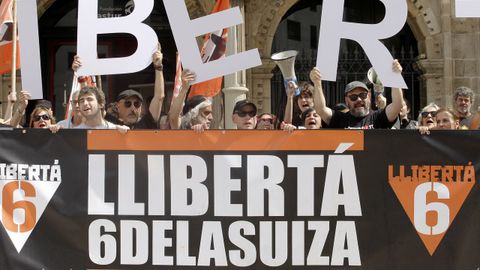 Decenas de personas han pedido este s�bado en una concentraci�n la  libertad plena  de las sindicalistas conocidas como las  Seis de la Suiza 