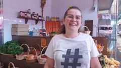 Sonia Rodr�guez. Dirige un puesto de fruta y verdura en el mercado ferrolano y afirma que le va �ben, tendo en conta a situaci�n de Ferrol�. Para ella, el estado de la plaza es resultado �da actividade laboral da cidade�. 