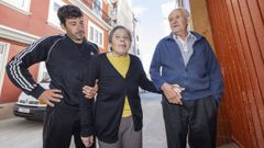 Encarnaci�n Verdes, rodeada de su hijo y su esposo