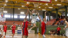 El local �lex Iglesias en una canasta durante el primer cuarto.