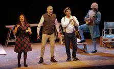 Costas, Orsi e Mosqueira arrancan a cantar co acompa�amento musical de Sanz en varios momentos da obra