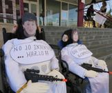 Comadres de Auxilia, en sillas de ruedas y bien armadas 