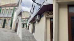 Se deber�a apartar un pouco a placa co nome do ilustre explorador, da m�quina, do aire acondicionado.