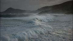 Oleaje en la playa de Ponzos durante uno de los temporales que azot� el litoral el a�o pasado