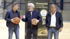 Jos� Gorgoso, a la derecha de la imagen, junto al presidente de la Agrupaci�n Deportiva Cortegada, Ram�n Est�vez, y el concejal de Deportes de Vilagarc�a, Carlos Coira, durante la presentaci�n de la �ltima edici�n del Memorial Miguel �ngel Gonz�lez que organiza el club femenino.
