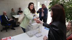 Olga Louzao votando en el edificio de Obras P�blicas