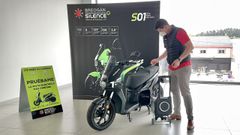 David muestra c�mo se extrae la bater�a del modelo Silence S01. 