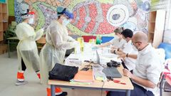 Cribado realizado en el IES Monte da Vila, de O Grove, centro que registra 5 positivos seg�n el informe del Sergas