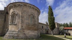 Una vista exterior del monasterio de Pant�n, con su iglesia rom�nica en primer t�rmino