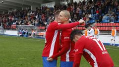 Rufo abrazado por sus compa�eros tras anotar un tanto ante el Fabril en O Couto