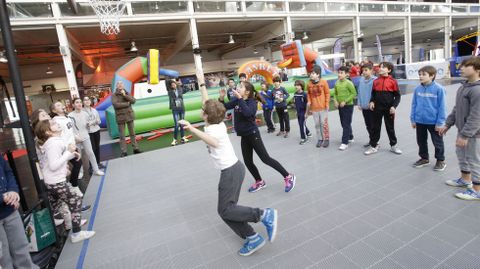 Varios ni�os se divierten jugando al baloncesto en una de las  actividades en la Fan Zone de la Copa del Rey