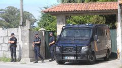 Un furgn policial en la puerta de la casa de Manuel Charln