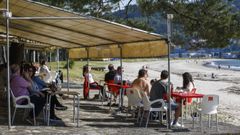 Terraza en la playa de A Madalena, en Cabanas, en una fotograf�a de archivo