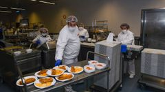 Proceso de emplatado de los mens en la cocina del HULA.