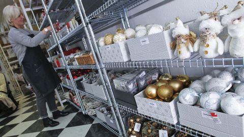Portiqui�o Bolas decoradas y flores. La gente ya comenz� a comprar adornos hace d�as. Este a�o tienen mucha salida las bolas y las flores, tanto para �rboles como para los hogares.