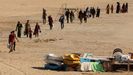 Un grupo de libaneses camina a travs de una playa en Tyre, en el sur del pas, mientras huyen de los ataques israeles.