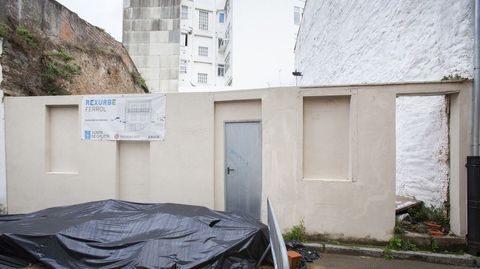 En el solar de los n�meros 22 y 24 de la calle Carmen Curuxeiras solo se conserva una parte de la fachada original