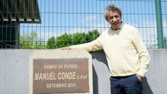 Manolo Conde posa con la placa que le su nombre al campo de f�tbol de Redondela.