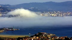 Amanecer con niebla en Vigo desde Moa�a.
