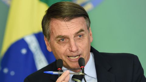 El presidente de Brasil, Jair Bolsonaro, muestra el bolgrafo con el que firm el decreto que flexibiliza el acceso a las armas en el pas sudamericano