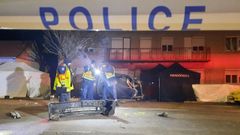 Polic�as h�ngaros examinan el lugar del accidente cerca de la frontera con Serbia.
