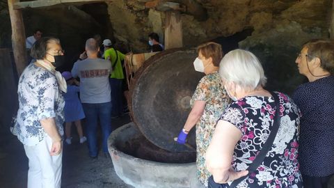 Visitantes en el interior de la almazara de Bendill, este domingo