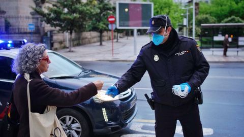 La Polica Nacional reparti mascarillas en la Alameda de Ourense