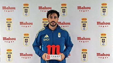 David Costas, con el premio al mejor jugador del mes de diciembre en el Real Oviedo