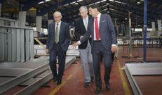 Conde visit� las instalaciones de Aluman en Sab�n. 