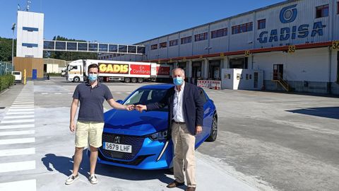 El ganador del sorteo de Gadis, David Seco Feal, recoge su premio. 