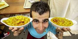 Los integrantes del colectivo de la parroquia larachesa de Lest�n prepararon tapas y raciones de este exquisito potaje. 