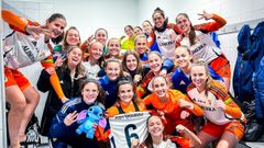 La plantilla del Oviedo femenino celebra el triunfo en Eibar