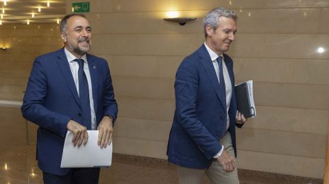 Julio Garca Comesaa y Alfonso Rueda, camino de una rueda de prensa tras una reunin del Consello de la Xunta