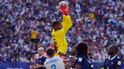 Mike Maignan salta para atajar el bal�n durante el partido de octavos de final del Mundial entre Paraguay y Francia.