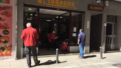 Clientes esperando a ser atendidos ante un estanco de la calle Julio Camba de Monforte