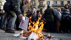 Los CDR queman la Constituci�n ante la Delegaci�n del Gobierno en Barcelona
