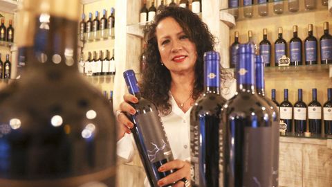 La chinela Sandra Rivera, hija de vasco y neta de catalanes, ha abierto Cava Esperanza en la esquina de la calle del Sol con Concepcin Arenal