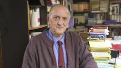 Aurelio Fern�ndez Cobelo, uno de los letrados con mayor trayectoria en cuestiones relacionadas con el tr�fico, en su despacho de Ferrol
