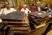 O presidente da RAG, Xes�s Alonso Montero, � dereita, agradeceu amplamente a doaz�n.