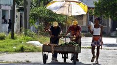 Dos de las personas que venden alimentos en las calles de La habana en una imagen de este mi�rcoles