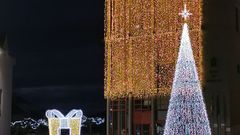 Detalle del �rbol navide�o de 10 metros de altura instalado por el Concello de Xove, as� como de las cortinas luminosas de 12 metros que cuelgan de la fachada del consistorio