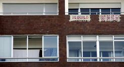 Aunque la oferta se ha disparado por cosa de la crisis, los precios de los pisos en alquiler se resisten a bajar.