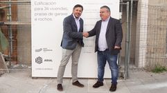 Juan �lvarez, de la promotora santiaguesa Arial, con Daniel Lainz, director general de la divisi�n de Arquitectura de Cortizo