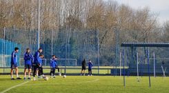 Ziganda y Brugman, al fondo, charlando durante el entrenamiento del Real Oviedo