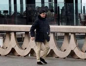 Augusto C�sar Marcos paseando ante el Playa, en donde trabaj� durante a�os su hermano H�ctor.