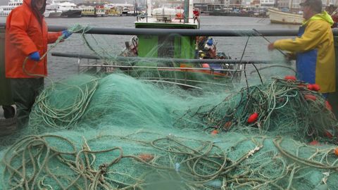 Marineros�con las redes de un barco atracado en un puerto gallego, a finales del 2015.