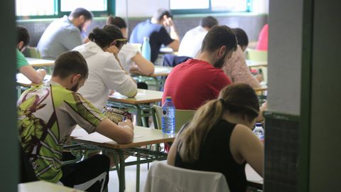 Opositores durante la realizaci�n de unas pruebas de acceso, en una imagen de archivo.