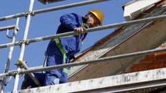 Imagen de archivo de un operario en una obra