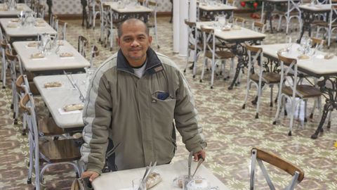 Carlos Alexander &Aacute;lvarez, usuario de la Cocina Econ&oacute;mica de Ferrol, este lunes en el comedor, antes del turno de comidas.